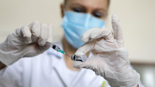 Във вторник ще започне масова имунизация на граждани срещу коронавирус