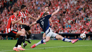 Датският нападател Расмус Хьойлунд има седмица за да промени решението