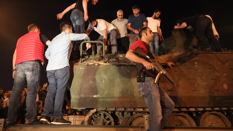 Българите в Турция да не взимат отношение към опита за преврат, съветва арабист