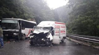 Петима ранени в катастрофа между автобус и микробус