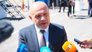 Правителството е на малцинството и вот на недоверие напълно може