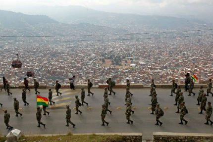 Уволниха 700 боливийски военни да участие в протест