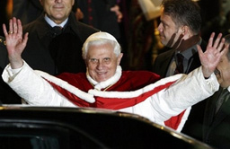 Папа Бенедикт XVI пристигна в Истанбул 