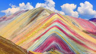 Планината дъга Rainbow Mountain в Перу е колоритен планински склон