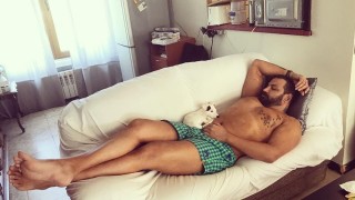 Азис подари куче на Катето Евро след като нейното бе