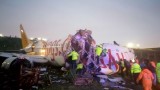 Пътнически самолет се разцепи на части при кацане на летище в Истанбул