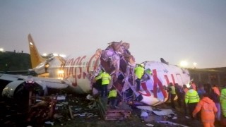 Пътнически самолет се разцепи на части при кацане на летище в Истанбул