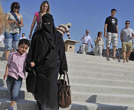 Осъдиха парижанка, поискала да свали никаба на мюсюлманка