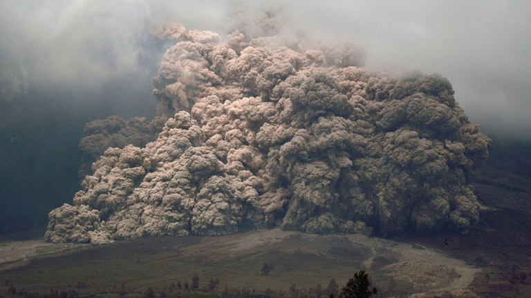 Шестима загинаха при изригване на вулкан в Индонезия 