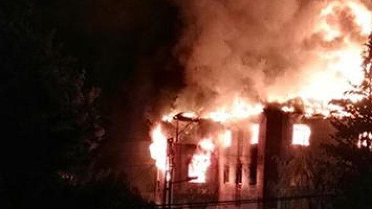 Огромни пламъци обвиха къща в Пловдив