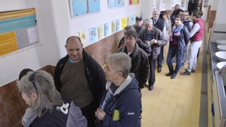Зам.-председател на избирателна комисия отварял бюлетините
