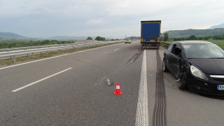 ТИР с македонска регистрация удари аварирала кола и жена на АМ "Струма"