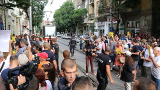 Няколко стотин души блокираха столичната улица Екзарх Йосиф 12 където