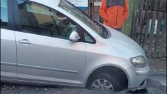 Автомобил хлътна в дупка в Пловдив заради авария на ВиК
