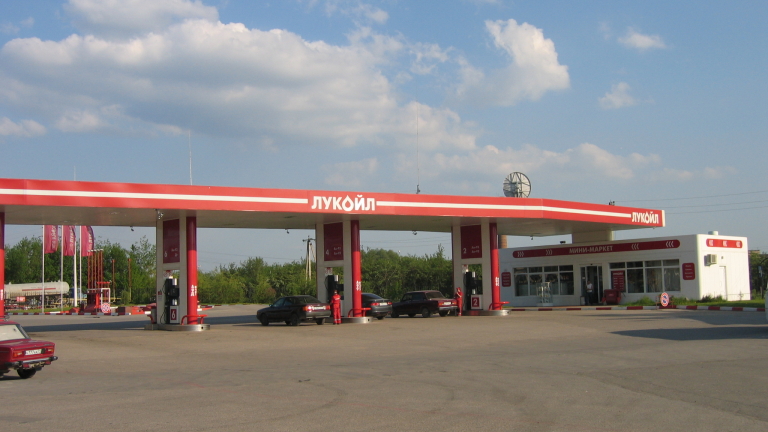 "Лукойл" мисли да продаде 30% от бензиностанциите си, но не в България