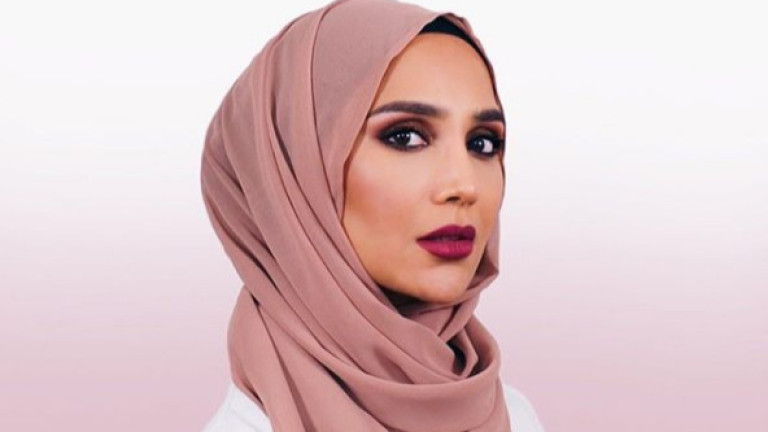 Моделът с хиджаб на L’Oreal аут от рекламата след скандал