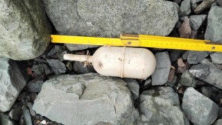 Екип на Военноморските сили ВМС унищожи опасна граната на плажа