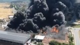 Пожарът в Средец продължава да бушува, двама пожарникари са обгазени