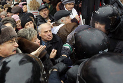 Бой между депутати и полицаи в защита на Тимошенко 