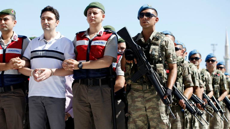 Турската полиция арестува над 300 войници за връзки с Гюлен