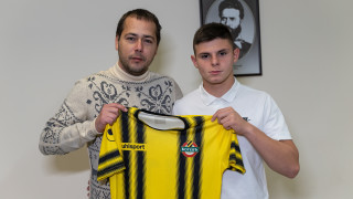 Ботев Пловдив подписа договори с родените през 2005 година Божидар