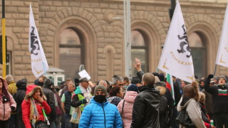Протест срещу новите по строги мерки се проведе пред сградата на