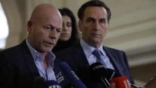 Досъдебният съвет в Брюксел удължи задържането на гръцкия евродепутат Ева