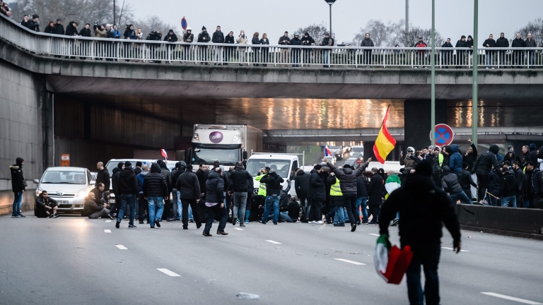 Разпръскват със сълзотворен газ таксиджии, протестиращи срещу „Юбер” в Париж