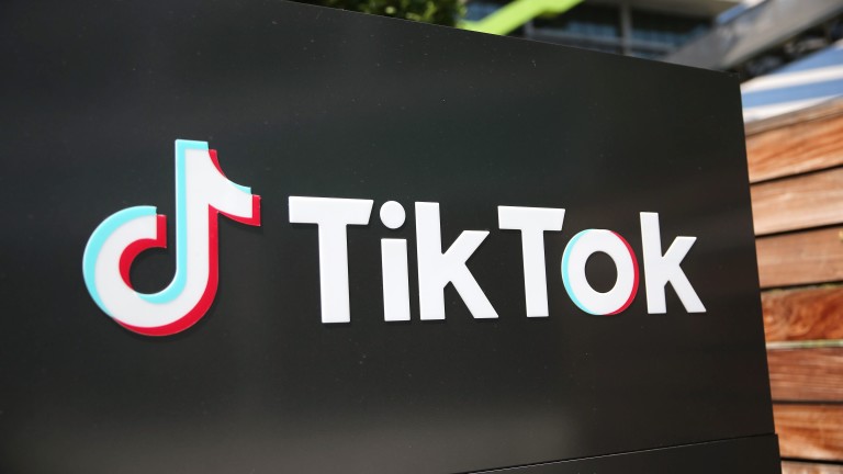 Великобритания също реши да забрани използването на приложението TikTok на