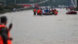 Най-малко 10 загинали и близо 300 000 евакуирани след наводнение в Китай