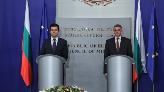 Служебният министър председател официално предаде властта на новоизбрания от Народното събрание