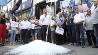 Символично изсипаха студения резерв пред портите на КЕВР