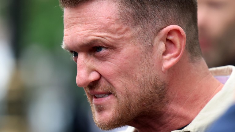 Арестуваха британския крайнодесен активист Томи Робинсън за нападение над 64-годишен мъж