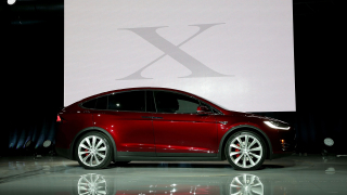 Производителят на електромобили Tesla обяви че ще изтегли 11 000