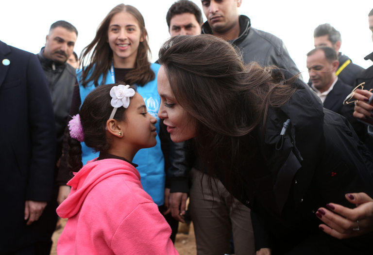  Преди Париж Джоли посети бежански лагер в Йордания 