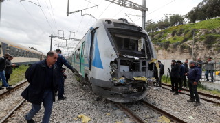 95 души пострадаха при сблъсък на два влака в Тунис