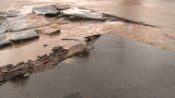 Спукан водопровод наводни улици в Пловдив