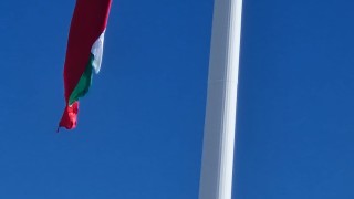 Знамето издигнато на пилона Рожен вече се е разкъсало в