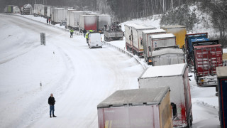 Обилният снеговалеж предизвика транспортен хаос в Швеция Над 1000 превозни