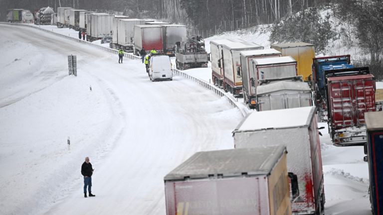 Обилният снеговалеж предизвика транспортен хаос в Швеция. Над 1000 превозни