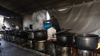 Въоръжени и маскирани мъже от множество кланове и фракции са