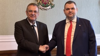 Лидерите на двата враждуващи лагера в ДПС Делян Пеевски