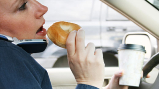 Във Великобритания забраняват храненето и пиенето по време на шофиране