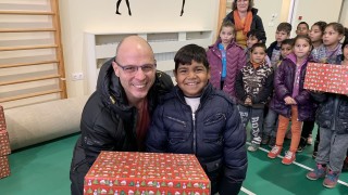 ТЕЦ "ЕЙ И ЕС Гълъбово" раздаде подаръци за Коледа на 169 деца