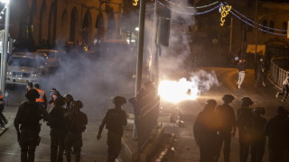 Над 100 ранени палестинци при сблъсъци с полицията в Йерусалим