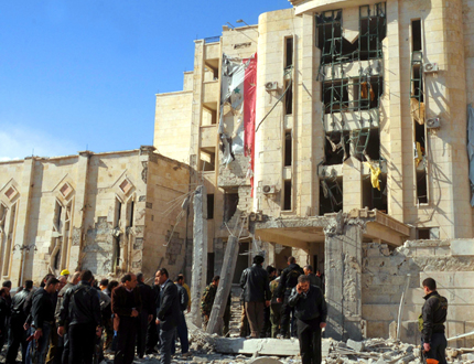 Червеният кръст търси достъп до Хомс, докато сирийци бягат към Ливан