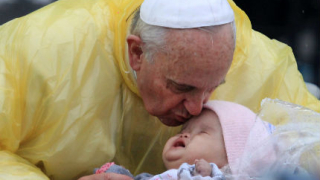 Папата призова да изоставим телефоните и нета и да си говорим в семействата