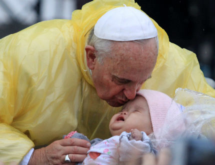 Папата разрешава абортиралите жени да получават прошка