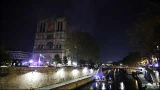 Пожарната служба в Париж обяви че основната структура на катедралата