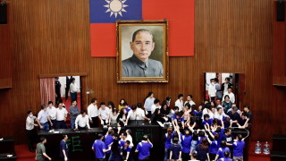 Тайвански депутати си размениха юмруци и се замеряха с водни